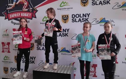 Zdjęcie do Pieszyckie zapaśniczki z medalami w trzecim rzucie Dolnośląskiej Ligi Dziewcząt