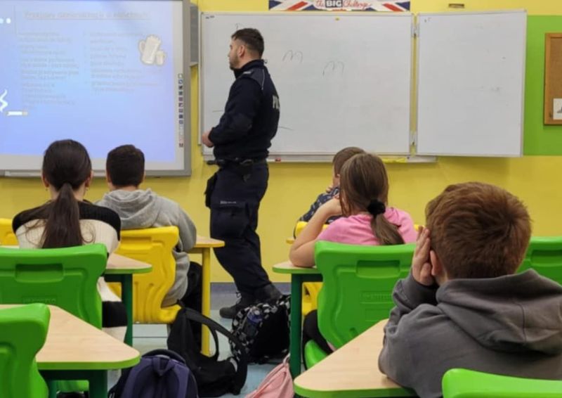 Dzielnicowy podczas pogadanki w SP1
